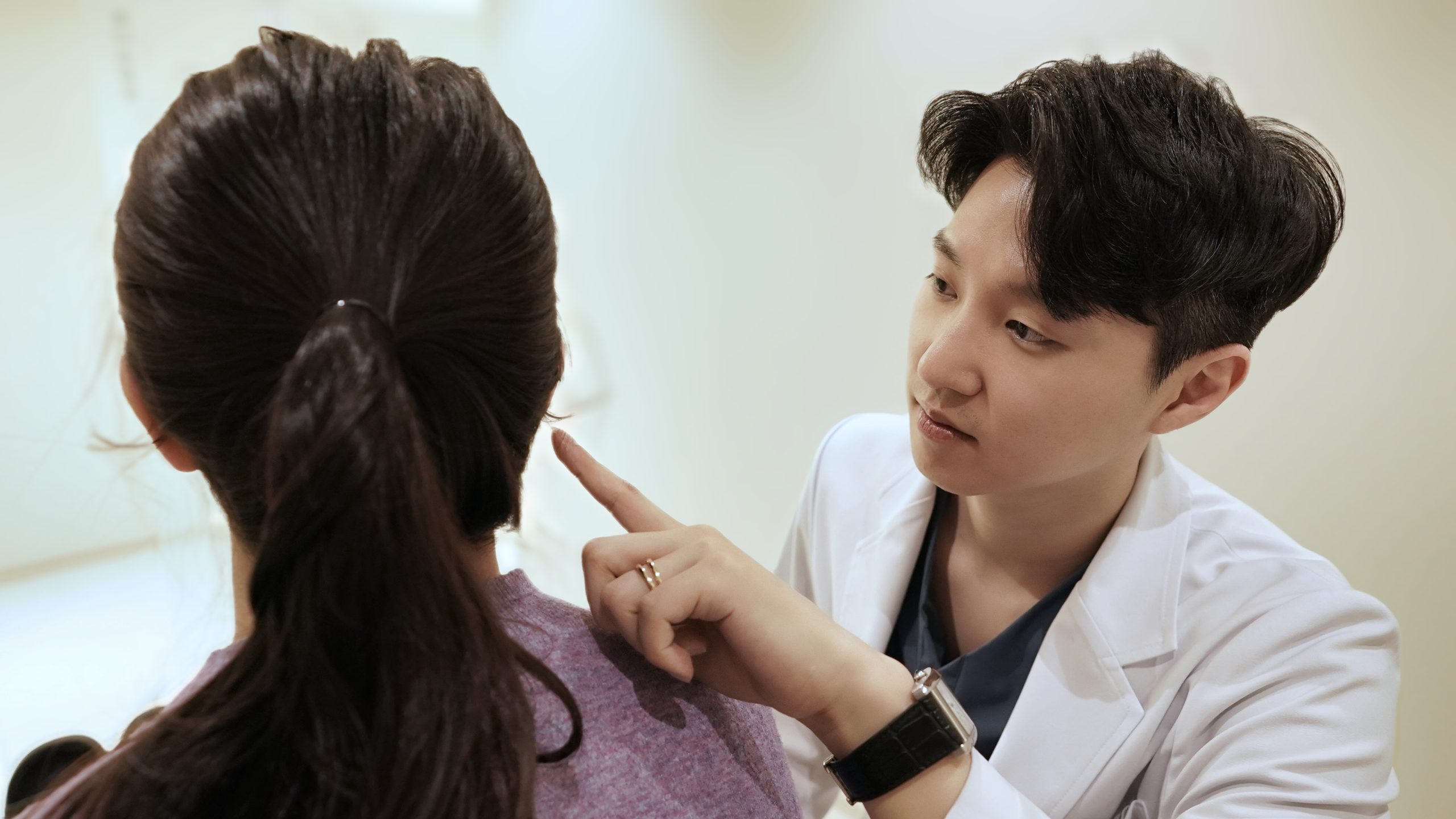 진료를 보시는 청이담 한의원 강준혁 원장님